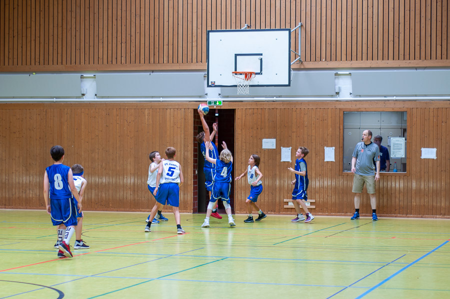 Basketballspiel in der Halle