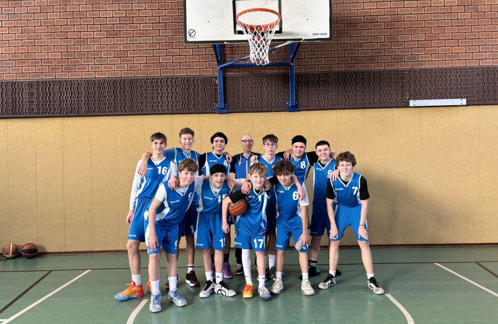 Gruppenfoto der männlichen U16-2 Basketballmannschaft der Brander Baskets vom Brander TV Aachen.
