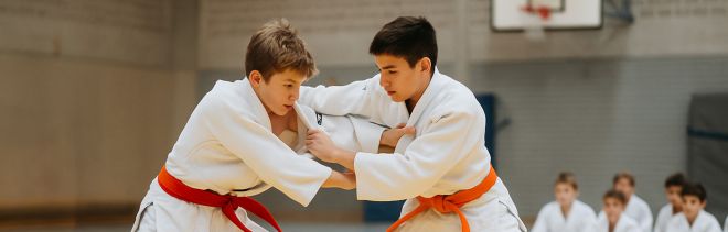 Zwei Jungs jugendlichen Alters während eines Judo-Kampfes