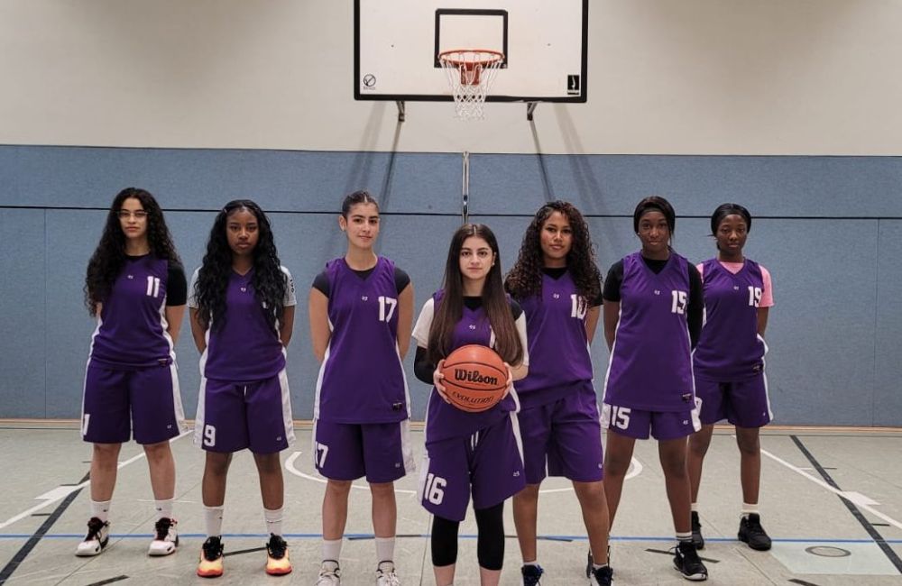 Gruppenfoto der weiblichen U18 Basketballmannschaft der Brander Baskets vom Brander TV Aachen.