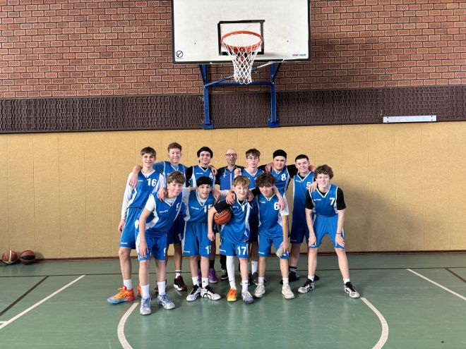 Gruppenfoto der männlichen U16-2 Basketballmannschaft der Brander Baskets vom Brander TV Aachen.