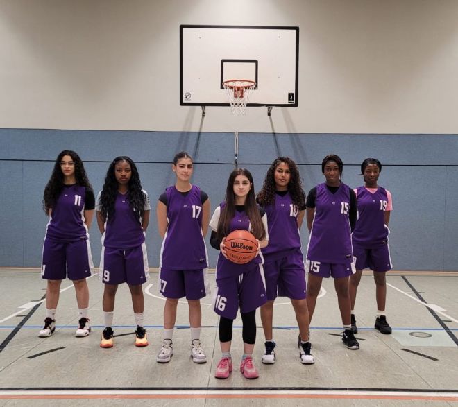 Gruppenfoto der weiblichen U18 Basketballmannschaft der Brander Baskets vom Brander TV Aachen.