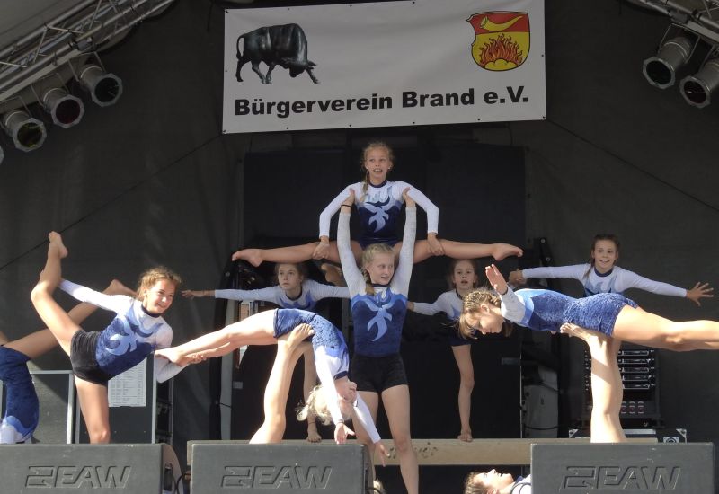Turnerinnen des Brander TV bei einer Akrobatik-Vorführung auf der Bühne beim Tag der Vereine in Aachen-Brand.
