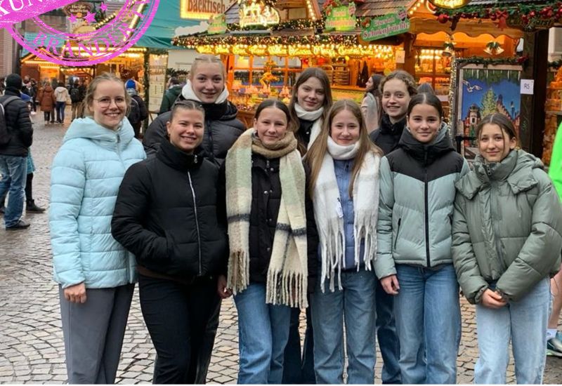 Mädchengruppe in privat Kleidung bei einem winterlichen Ausflug