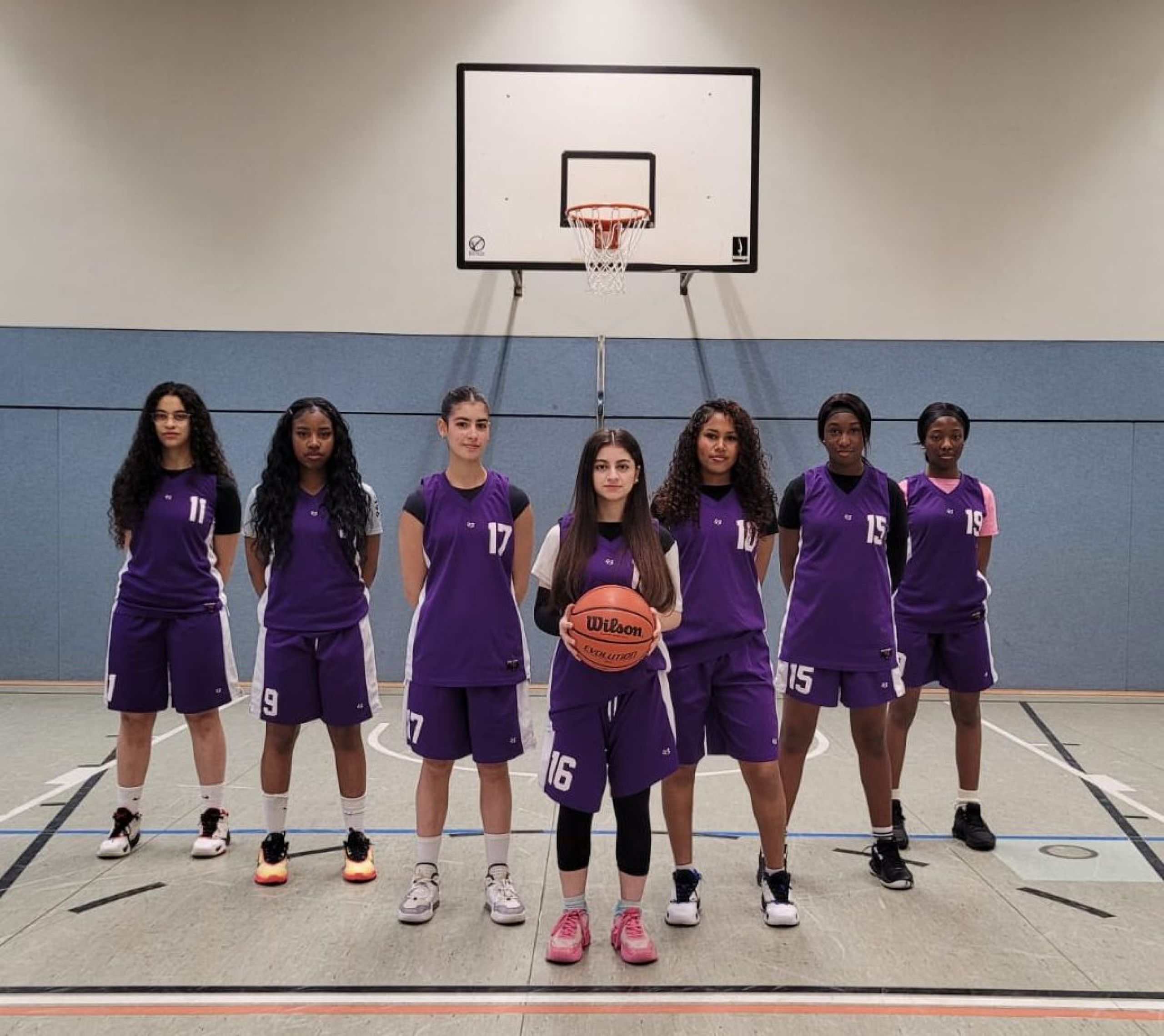 Gruppenfoto der weiblichen U18 Basketballmannschaft der Brander Baskets vom Brander TV Aachen.