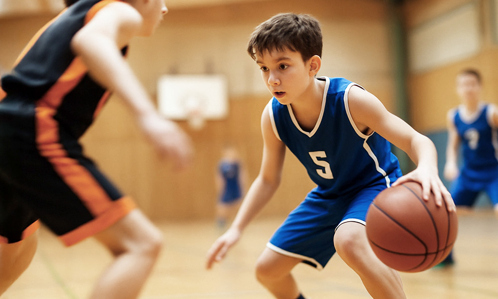 Basketballspieler in Aktion während eines Spiels