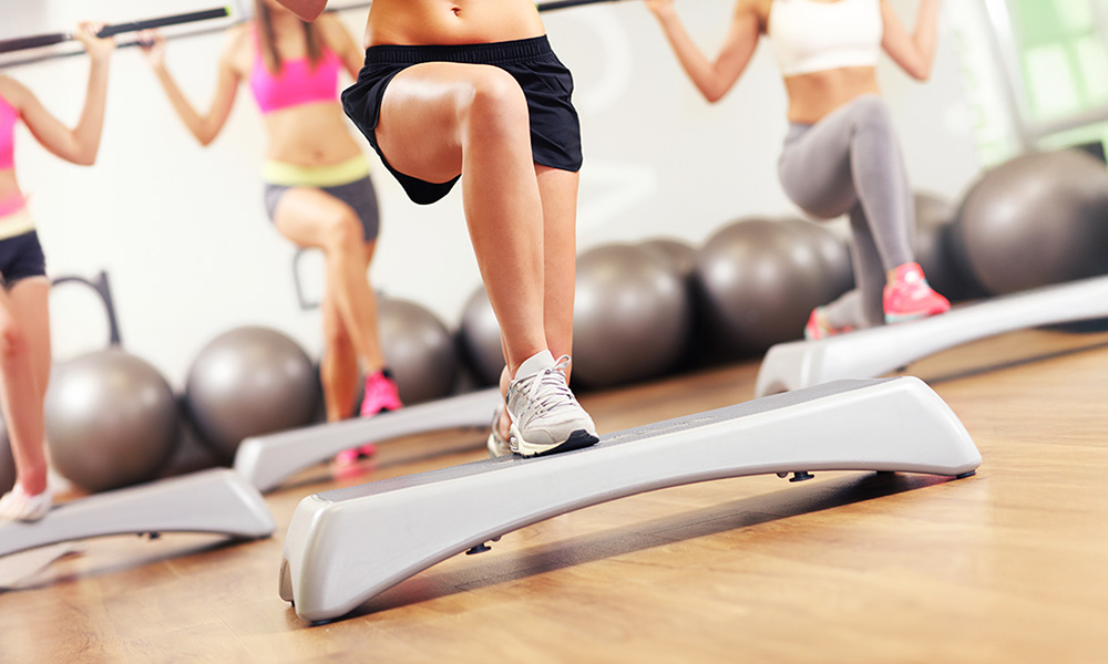 Nahaufnahme einer Übung eines Step Aerobic Kurses