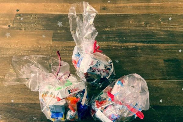 Weihnachtstüten für die Kinder der Brander Baskets beim weihnachtlichen Abschlusstraining.