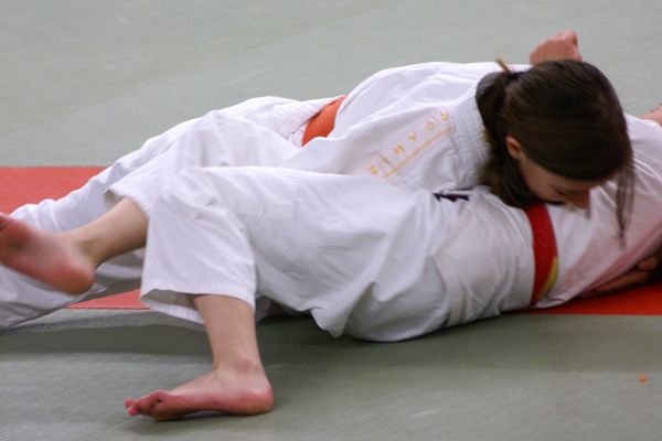 Zwei Judoka des Brander TV im Bodenkampf beim Training auf der Judomatte.