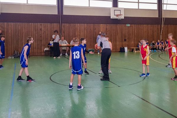 U12 der Brander Baskets beim Saisonauftaktspiel in der Dreifachhalle Aachen-Brand.