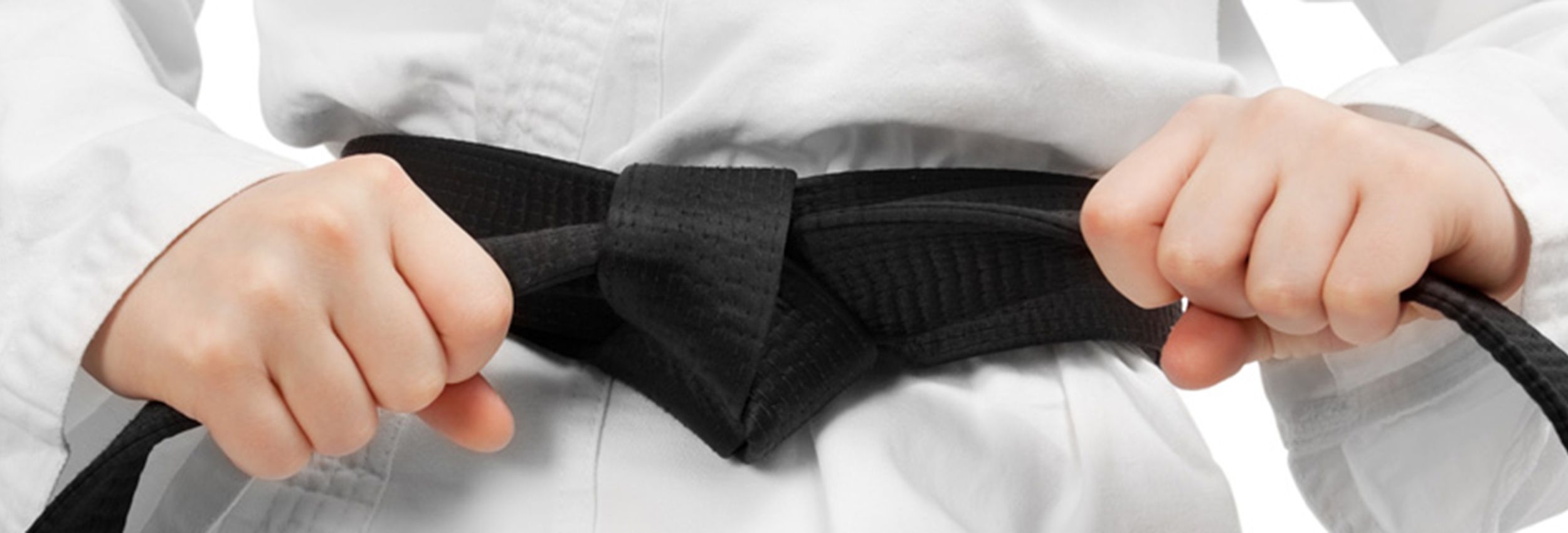 Judo-Anzug mit schwarzen Gürtel der mit Händen an den Schlaufen festgezogen wird