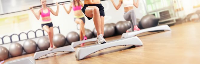 Nahaufnahme einer Übung eines Step Aerobic Kurses