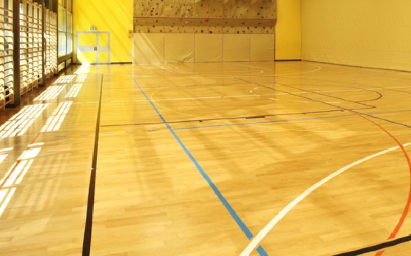 Innenansicht einer leeren Sporthalle