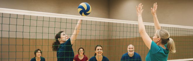 Team während eines Volleyballspiels in der Turnhalle