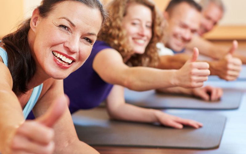 Mehrere Personen mit Daumen hoch als Symbol für sportliche Motivation