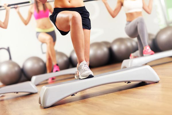 Nahaufnahme einer Übung eines Step Aerobic Kurses
