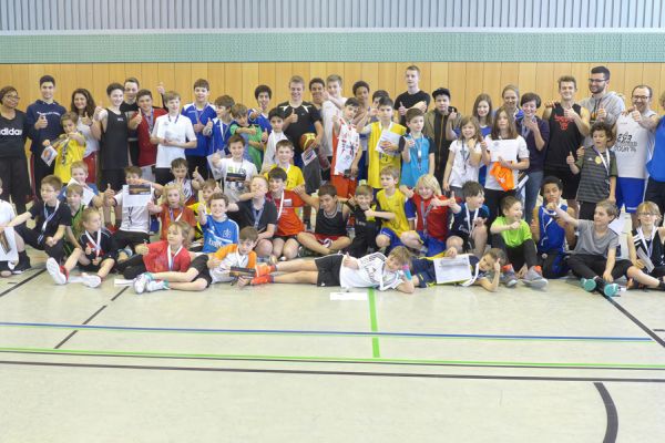 Basketballcamp-Team-Motiv des Brander TV mit Trainern.
