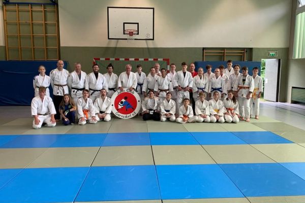 Gruppenfoto der Judoka vom Brander TV und Judo-Club Gernsdorf nach dem gemeinsamen Training.